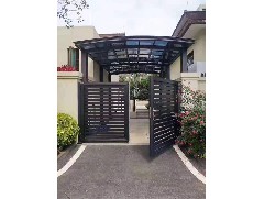 別墅雨棚分析地下車庫出口安裝陽光板雨棚的特點(diǎn)